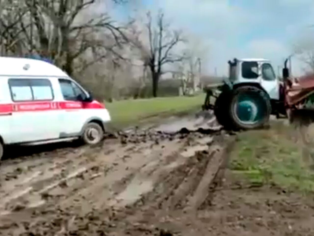 Россиянин умер в застрявшей в грязи машине скорой: Общество: Россия:  Lenta.ru