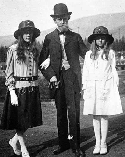 Югетта Кларк с отцом и сестрой