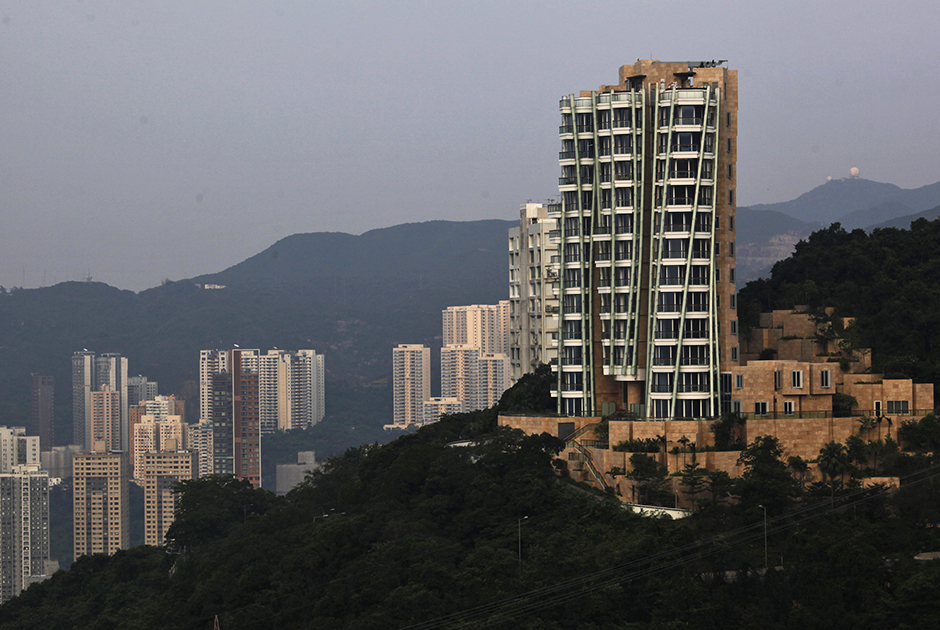 В 2012 году архитектура Гери впервые добралась до Азии — он спроектировал на высочайшей точке острова Гонконг Виктории-Пик 12-этажное жилое здание Opus. Несмотря на внушительную высоту, внутри расположены только 12 роскошных апартаментов — по одному на этаж. Площадь самой маленькой квартиры достигает 450 квадратных метров. Сделки с недвижимостью в комплексе стали одними из самых дорогих в Азии. В 2015 году некоторые владельцы потратили на жилье в Opus почти 30 миллионов долларов США.Гери спроектировал Opus в виде винтовой конструкции, которая создает ощущение закручивающегося здания. Основание постройки и часть фасада выполнены из камня, а наклоняющиеся колонны и балконы — из стекла. Отдав каждой квартире отдельный этаж, Гери снизил потребность здания в несущих стенах и обеспечил жителям обзор на 360 градусов. Они могут наслаждаться видом на природу с разных точек — из нескольких балконов, спален, ванной комнаты или кухни.В дизайн комплекса Гери вложил идею «поистине вдохновляющей жизни», которой наслаждаются владельцы подобных апартаментов. По словам Гери, здание полностью соответствует месту, где находится. «Я спроектировал здание для Гонконга, чтобы соответствовать уникальным условиям города. Больше нигде в мире нельзя построить нечто подобное», — объяснил архитектор.