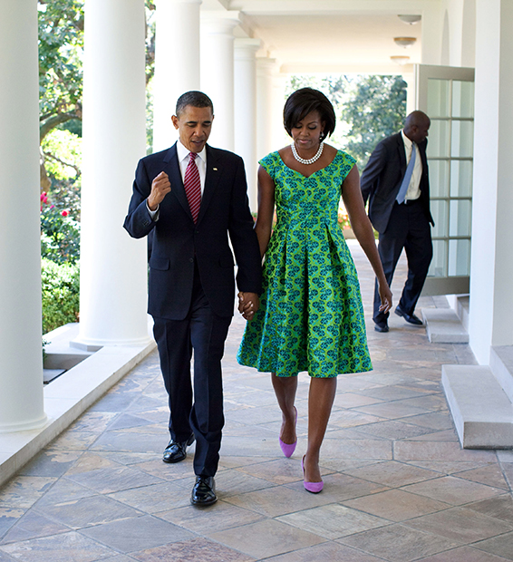 Президент США Барак Обама и первая леди Мишель Обама идут в Белом доме, 21 сентября 2010 года