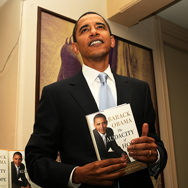 Барак Обама с копией своего бестселлера