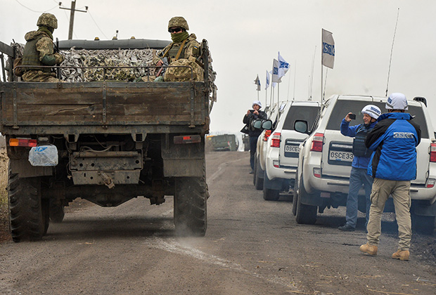 Военные проезжают мимо колонны миссии ОБСЕ