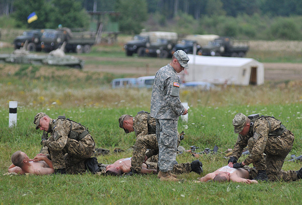 Американский специалист обучает украинских солдат оказанию первой помощи