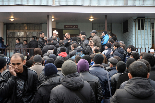 Граждане иностранных государств стоят в очереди в центральное отделение УФМС РФ по Москве за получением разрешения для легального пребывания в России