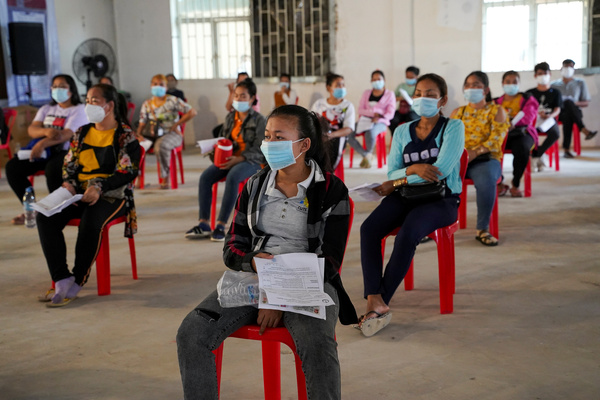 Жители Камбоджи ждут вакцинации китайским препаратом
