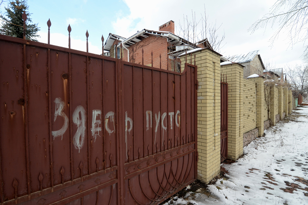 Один из брошенных домов в Донецке