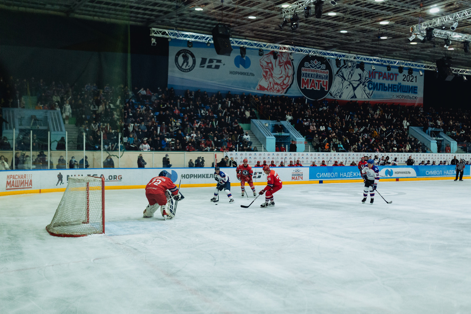 Благотворительный матч легенд хоккея с любителями в Норильске