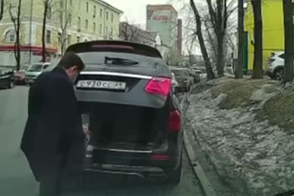 Выбросившего мусор на дорогу российского депутата исключили из партии