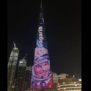 Портрет Гагарина спроецировали на самой высокой башне мира в Дубае: Общество: Мир: Lenta.ru