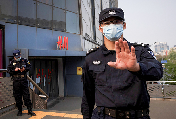 Полицейский просит не фотографировать возле магазина H&amp;M в Пекине