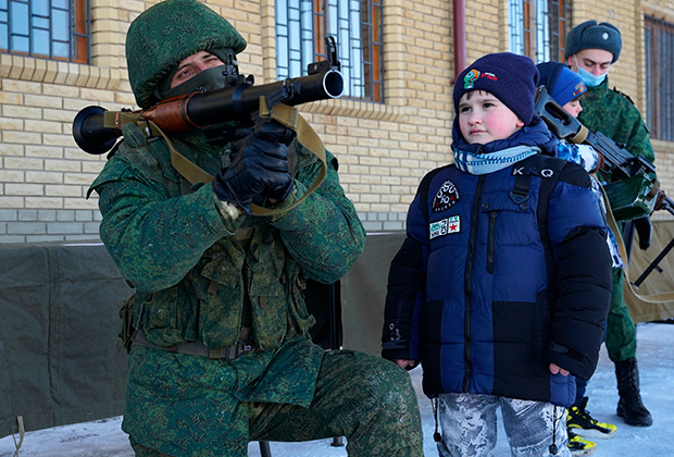 Военнослужащие демонстрируют оружие на открытии новой казармы Народной милиции ЛНР в Луганске