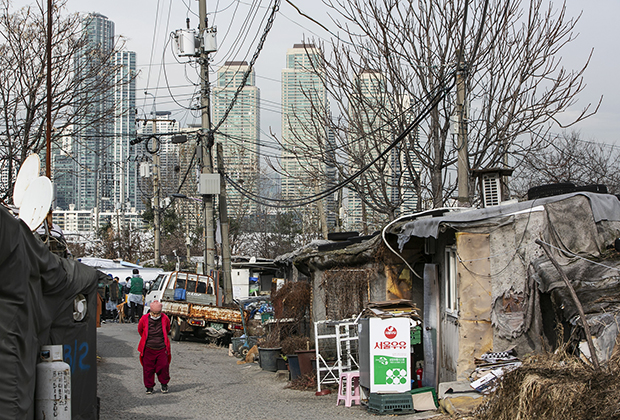 Трущобы недалеко от современного района Каннамгу в Сеуле, Южная Корея