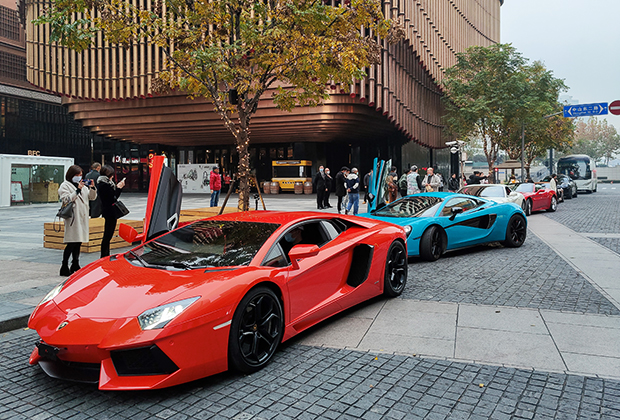 Ferrari, Lamborghini и другие спортивные автомобили на улицах Шанхая, Китай, 2020 год
