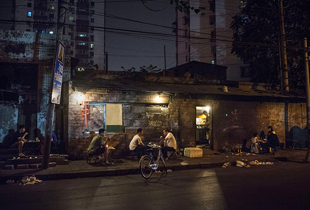 Китайцы ужинают в дешевой забегаловке, Пекин, 2015 год