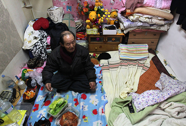 Житель бедной южнокорейской деревни Курен в своем небольшом жилье, Сеул, 2014 год
