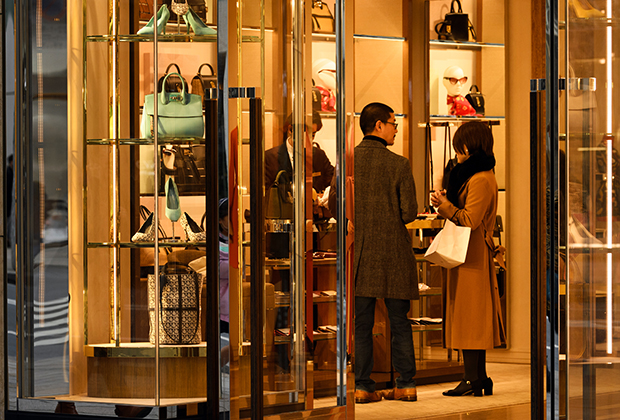 Покупатели в бутике бренда Salvatore Ferragamo, расположенном в районе Гиндза, Токио, 15 февраля 2020 года
