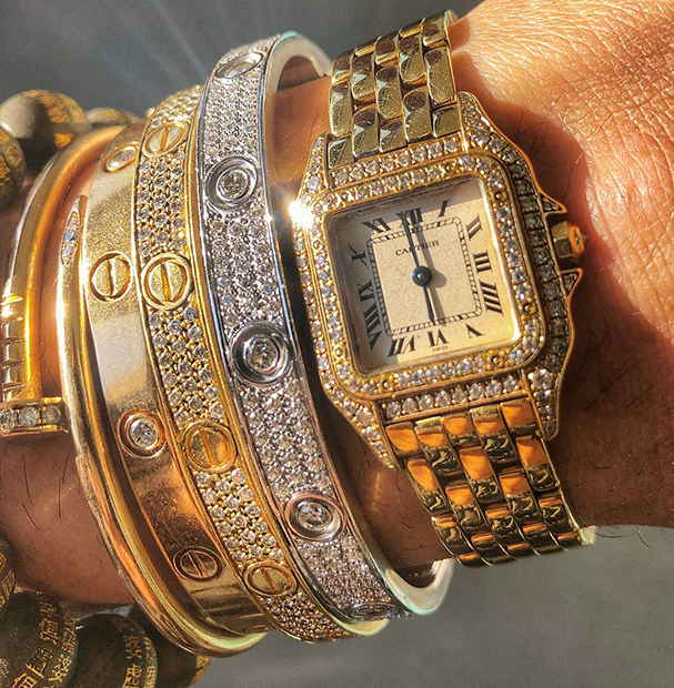 Кейн Лим демонстрирует браслеты и часы ювелирного бренда Cartier