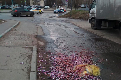 На улице в Москве нашли свалку окровавленных лабораторных пробирок