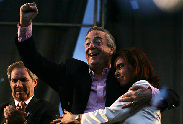 Кристина Киршнер с мужем Нестором, президентом Аргентины, во время заключительного митинга кампании в Ла-Матанса, пригороде Буэнос-Айреса, 25 октября 2007 года