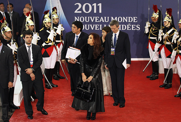 Президент Аргентины Кристина Киршнер в черном траурном платье покидает конференц-центр после первого дня саммита G20 3 ноября 2011 года в Каннах
