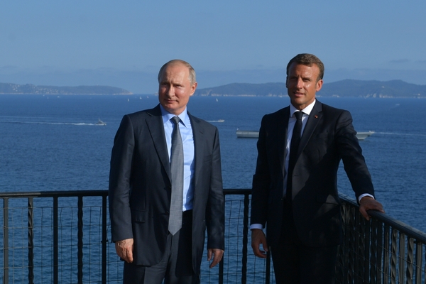 19 августа 2019. Президент РФ Владимир Путин и президент Франции Эммануэль Макрон
