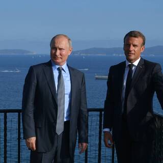 19 августа 2019. Президент РФ Владимир Путин и президент Франции Эммануэль Макрон