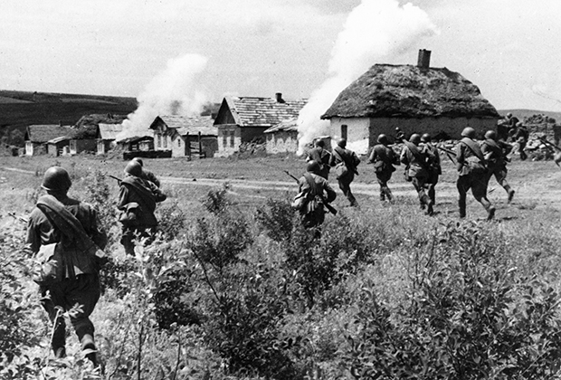 Советские войска атакуют захваченное немецкими войсками украинское село, 1942 год 