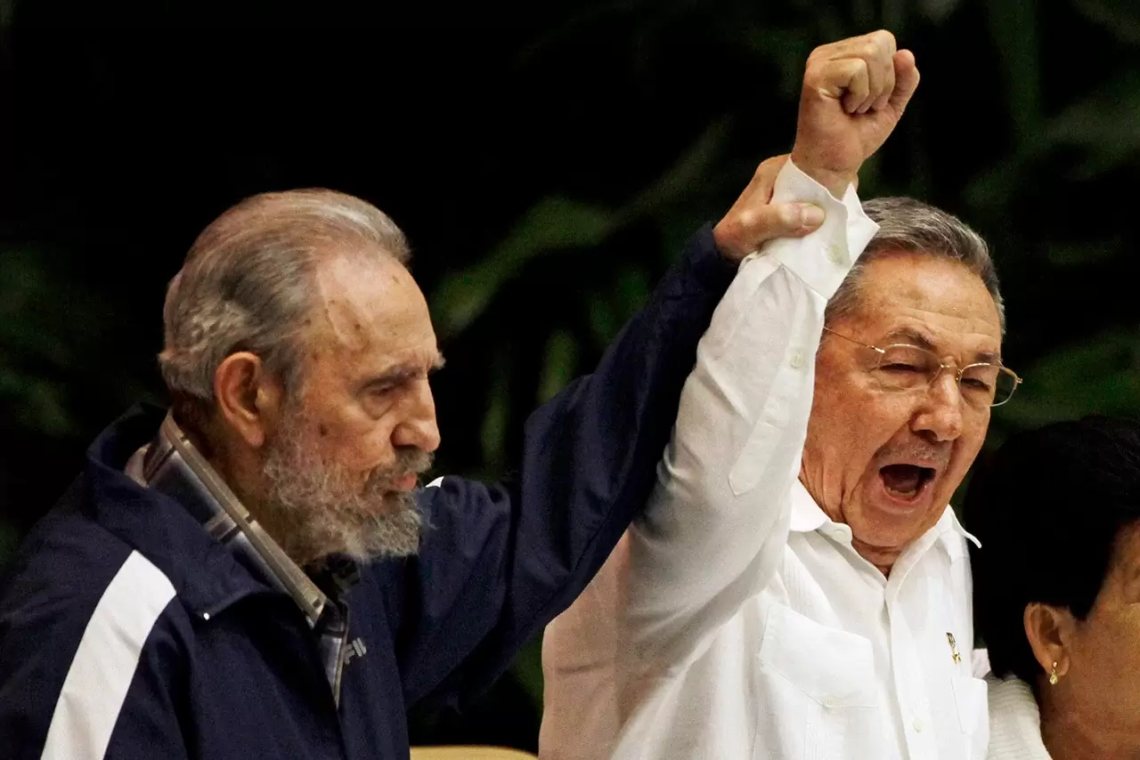Кубинские старцы Фидель и Рауль Кастро правили Кубой больше 60 лет. Как  заканчивается их эпоха?: Политика: Мир: Lenta.ru