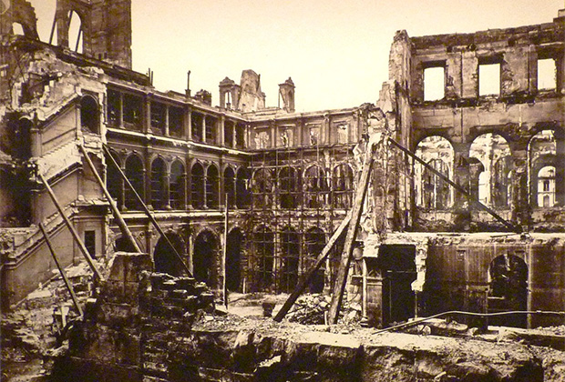 Сожженная коммунарами в 1871 году ратуша Отель-де-Виль, где размещалась парижская мэрия