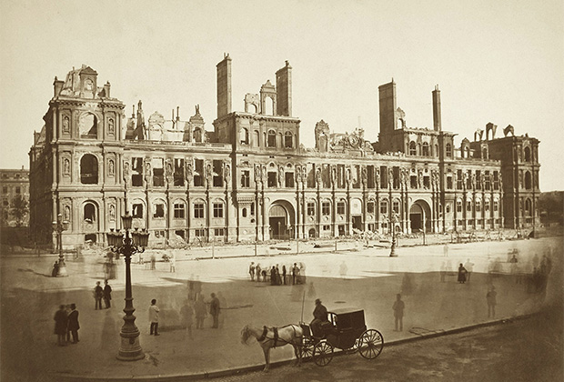 Руины ратуши Отель-де-Виль, где размещалась парижская мэрия, после пожара 1871 года