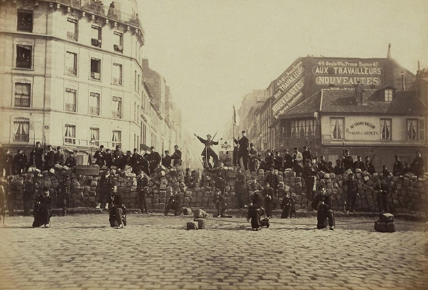 Баррикады на улицах Парижа во время восстания 18 марта 1871 года