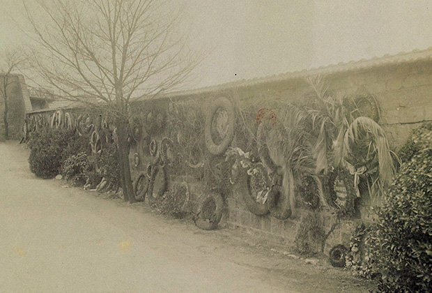 Народный мемориал у стены коммунаров на кладбище Пер-Лашез. Париж, фото 1900 года