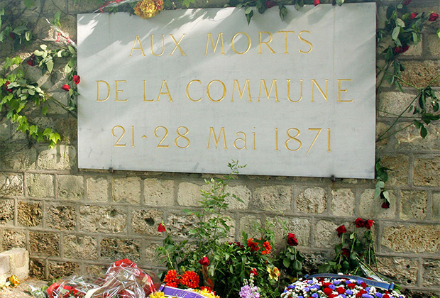 Мемориальная доска на стене коммунаров на кладбище Пер-Лашез. Париж, 2011 год