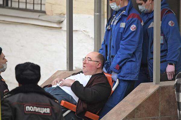 Борис Шпигель во время госпитализации из зала суда 