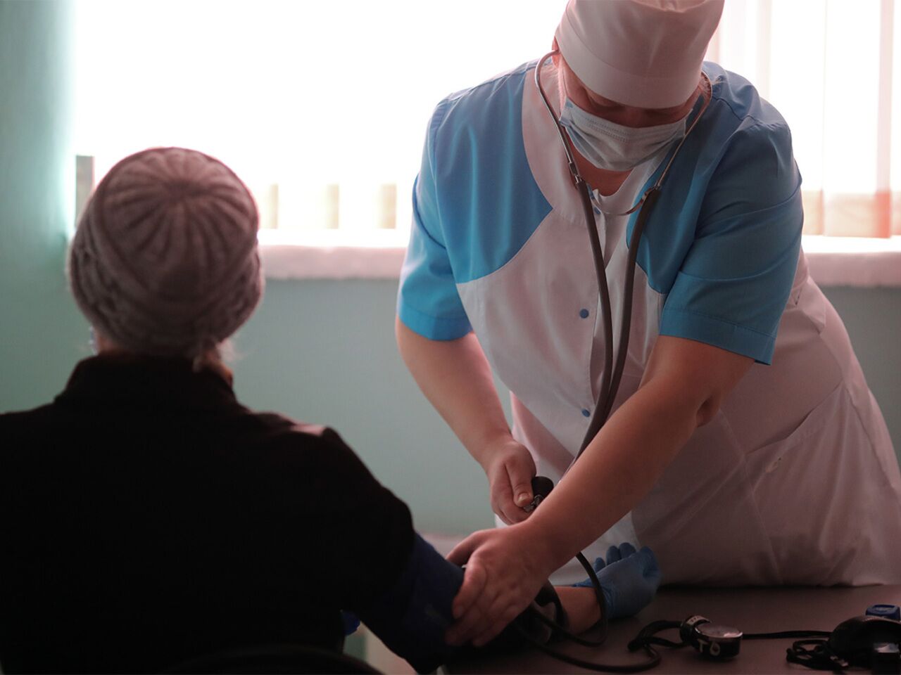 Более 40% пожилых россиян привились от коронавируса