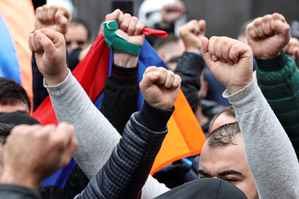 В Ереване произошли стычки митингующих и полиции