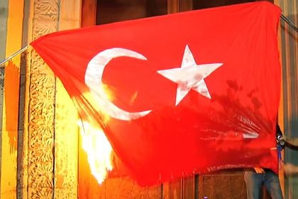В Армении на факельном шествии сожгли флаги Азербайджана и Турции
