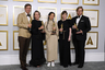 На «Оскаре»-2021 главных наград удостоилась лента «Земля кочевников» — Академия признала ее фильмом года, Хлоя Чжао (в центре) получила приз за лучшую режиссуру, а сыгравшая в картине главную роль Фрэнсис Макдорманд (в центре слева) объявлена лучшей актрисой.