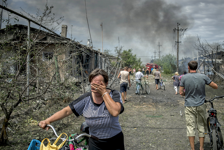 Местные жители в станице Луганская, подвергшейся авиационному удару вооруженных сил Украины.