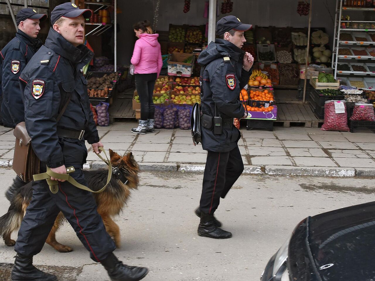 Правонарушение иностранных граждан. Полиция на рынке. Полиция спецоперацию на рынках. Милиция на рынке. Полицейские снимки.