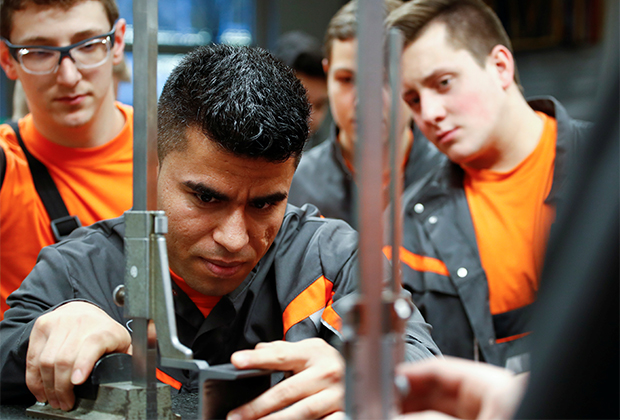 25-летний беженец из Афганистана проходит обучающую программу на производстве Ford в Германии