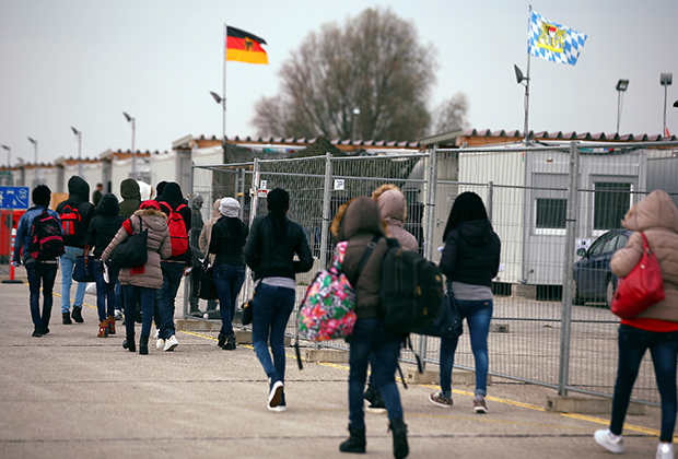 Мигранты из Эритреи, которых доставили из Италии в Германию на самолете, 2016 год