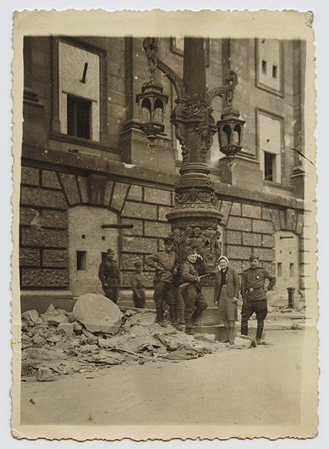 У здания Рейхстага. Берлин, 1945 год.

