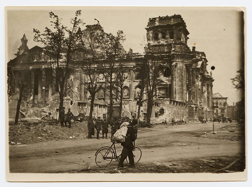 У здания Рейхстага. Берлин, 1945 год.

