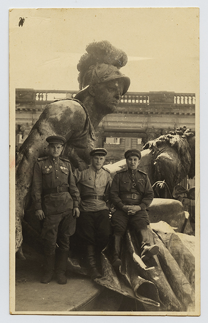 У памятника кайзеру Вильгельму I. Берлин, 1945 год.

