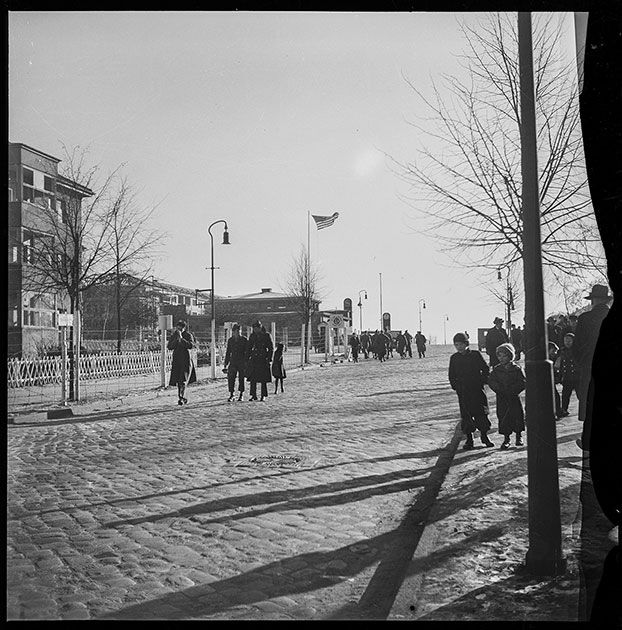 Местные жители и американские солдаты идут по улице возле 3110-го батальона связи армии США. Берлин, 1945 год.

Фото: Cэм Джаффе / частная коллекция Артура Бондаря