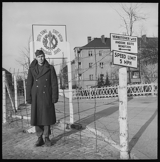 Техник третьего ранга возле входа на территорию 3110-го батальона связи армии США. Берлин, 1945 год.

Фото: Cэм Джаффе / частная коллекция Артура Бондаря