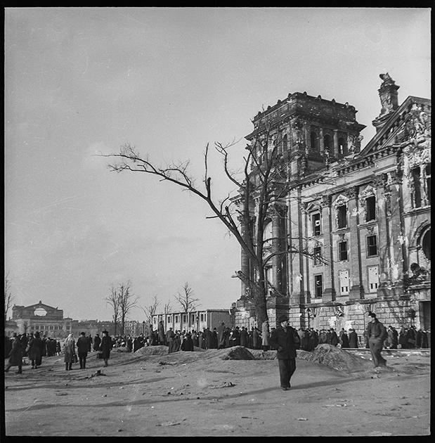 У здания Рейхстага. Берлин, 1945 год.

Фото: Cэм Джаффе / частная коллекция Артура Бондаря