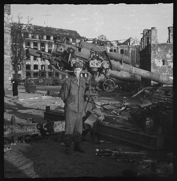 Американский военный на фоне разрушенного зенитного орудия у Рейхстага. Берлин, 1945 год.

Фото: Cэм Джаффе / частная коллекция Артура Бондаря