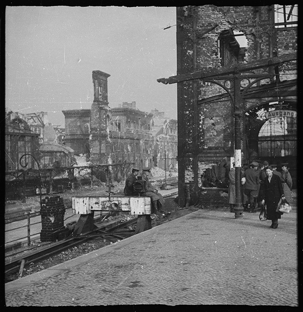 Местные жители среди руин зданий разрушенного войной города в районе железнодорожного вокзала. Берлин, 1945 год.

Фото: Cэм Джаффе / частная коллекция Артура Бондаря
